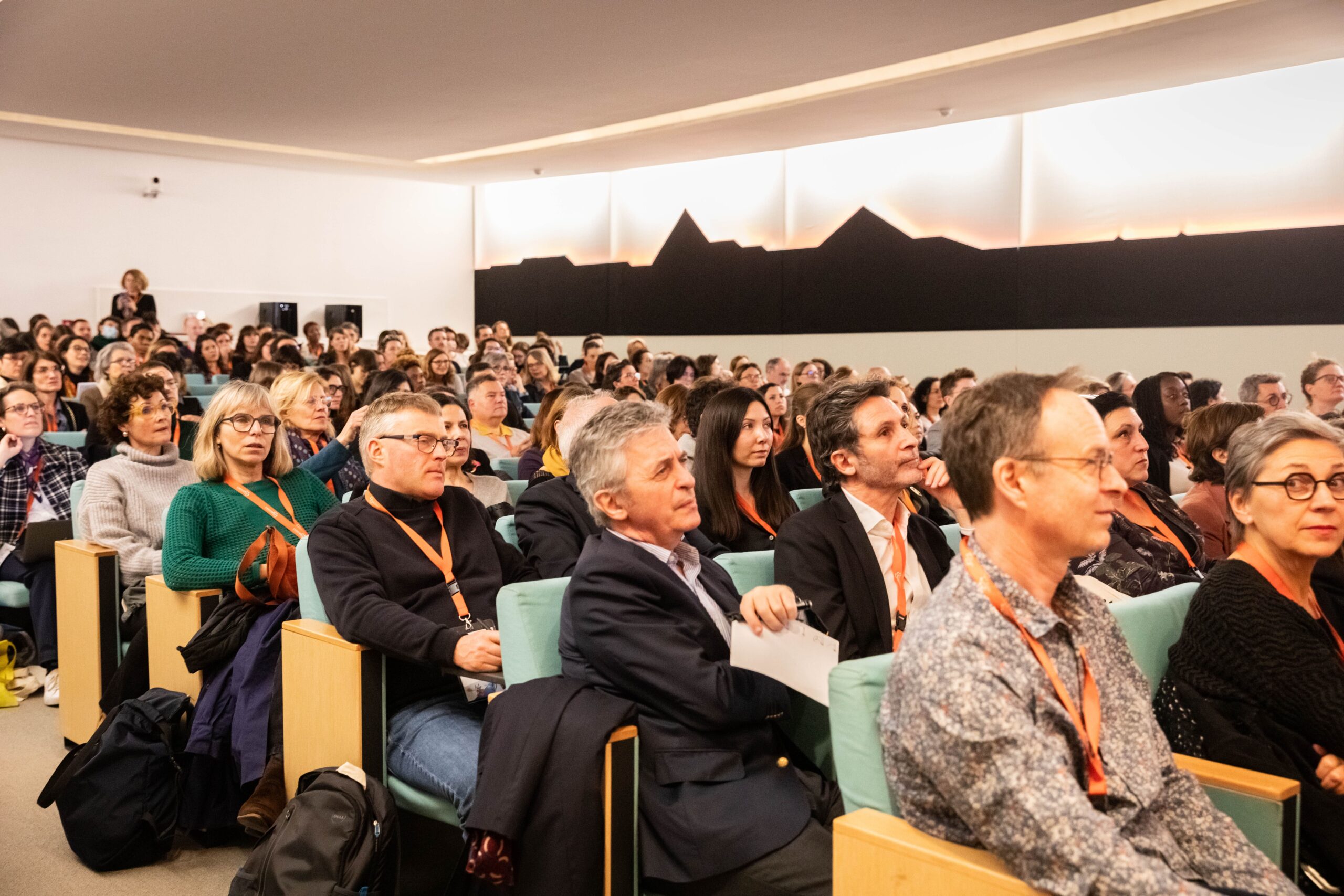 Plusieurs personnes participant à la conférence sur le fundraising dans l'Enseignement Supérieur, la Recherche et la Santé de l'AFF en 2024.