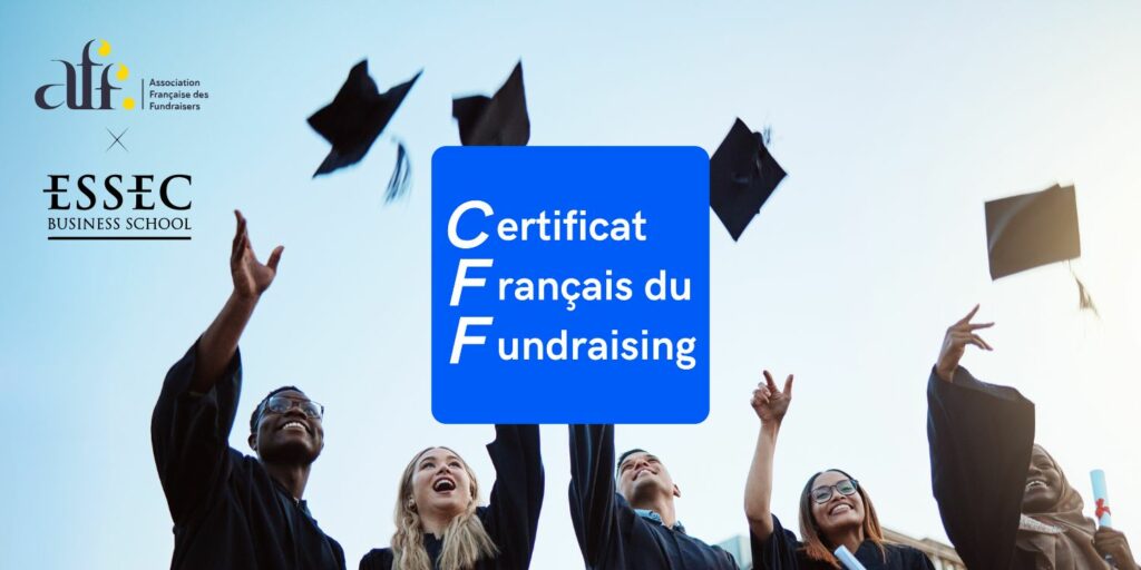 Diplômés lançant leurs chapeaux lors de la cérémonie de remise des diplômes du Certificat Français du Fundraising (CFF)