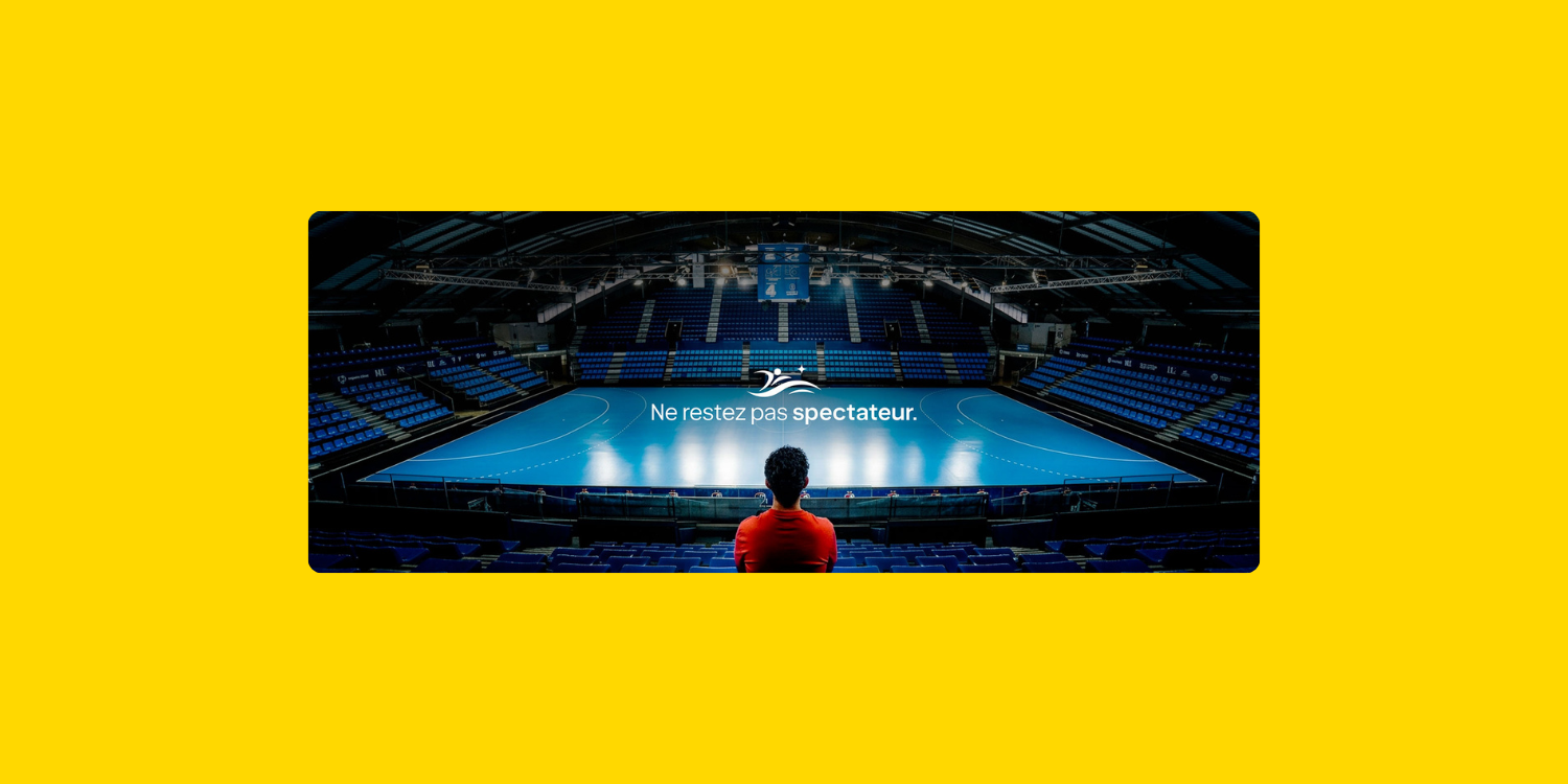 Campagne « Des étoiles dans la mer » au sujet du cancer du cerveau, montrant une personne seule dans les gradins d’un stade, face à un terrain vide, avec le message « Ne restez pas spectateur ».